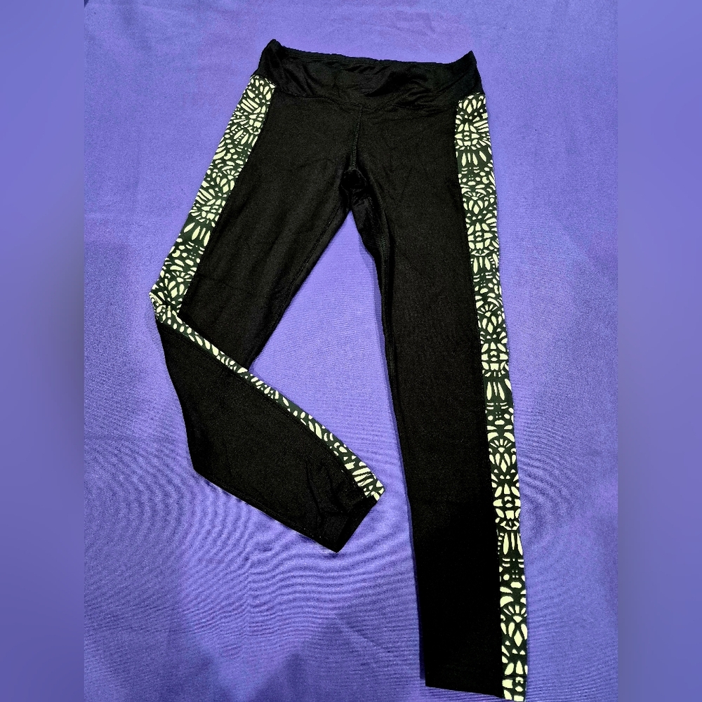 Bebe Sport Black/White Laser Print Capri Leggings - XS.